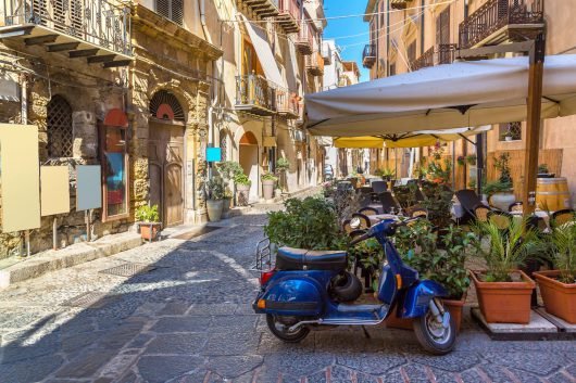 straat met terras en scooter in Sicilië | Het Zuiden & Jacobs Reizen